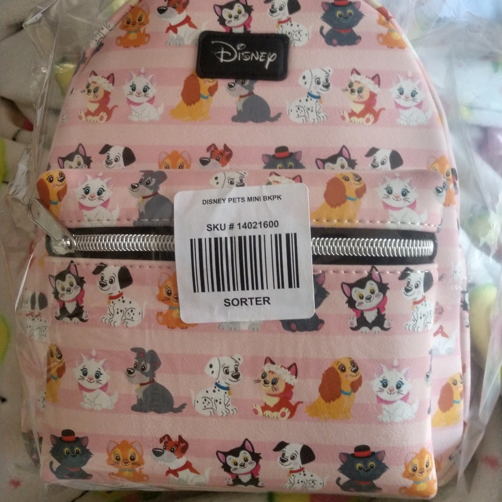 Sold! NIP Loungefly Cats and dogs mini backpack - Picture 4 of 4